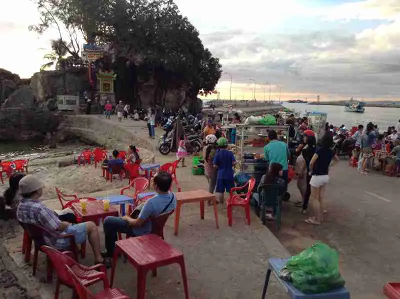 dinh cau temple and lighthouse phu quoc