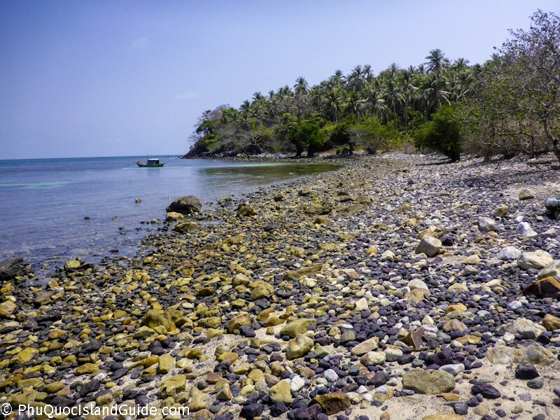 Bãi Ðá Ðen Beach on Nam Du